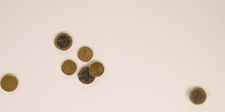 欧洲硬币在白色背景上滑动。