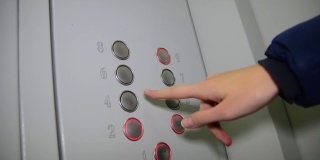 电梯里所有的按钮都是她按的