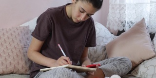 2019冠状病毒病大流行期间，少女在家学习