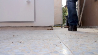 移动防空洞被部署在以色列的一所房子里视频素材模板下载