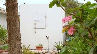 以色列一个家庭花园里的移动防空洞视频素材模板下载