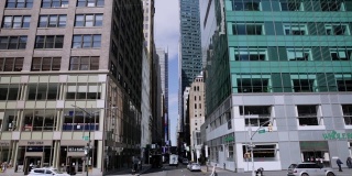 空荡荡的时代广场和纽约中城的街道