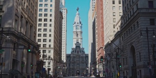 从南布罗德街看费城市政厅。摄像机运动向前发展。