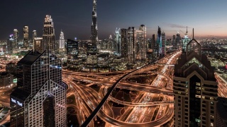 T/L PAN鸟瞰图迪拜天际线，白天到夜晚过渡/迪拜，阿联酋视频素材模板下载