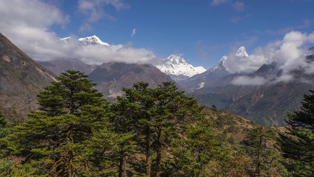 喜马拉雅山包括珠穆朗玛峰，Lhotse和Ama Dablam的时间推移