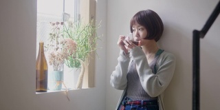 年轻的日本女性成年人喝咖啡和思考