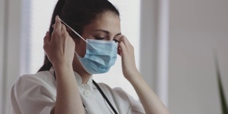 护士下班后摘下防毒面具。4 k股票视频