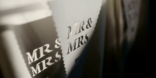 婚礼上夫妇的结婚标志。看起来有趣的创意