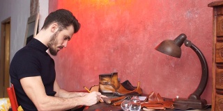 从事制鞋工艺的鞋匠。年轻人开始做生意