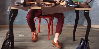 鞋履设计师坐在桌子前画模型