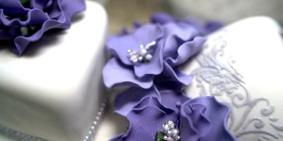 紫色花朵的婚礼蛋糕