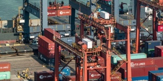 延时:鸟瞰图，在香港货柜港口青衣，由手推车货车卸下货物至货轮
