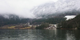 风景如画的奥地利小村庄和Grundlsee，在斯蒂里亚最大的湖，奥地利，设置在美妙的山区景观，在雾气蒙蒙的冬天早晨