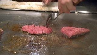 慢动作烹饪神户和牛烧烤烧肉视频素材模板下载