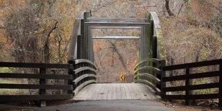 自行车道桥附近克林格路和海滩驱动器-岩石溪公园-华盛顿特区-秋天