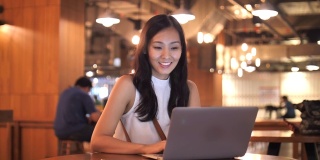 亚洲ฺ女商人在咖啡馆使用笔记本电脑