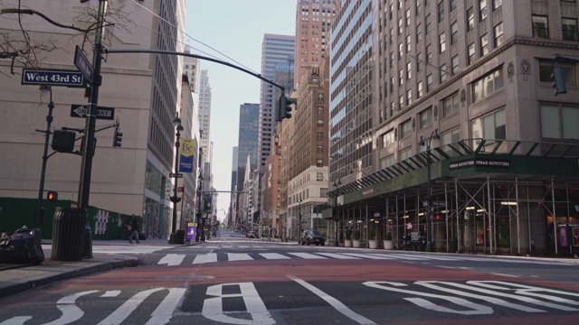 第五大道是纽约市最拥挤的目的地之一，由于COVID-19大流行的爆发而被遗弃。