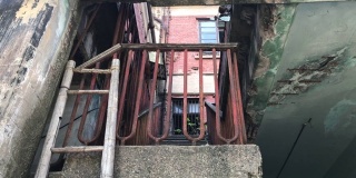 废弃工厂和仓库里的旧扶手和楼梯