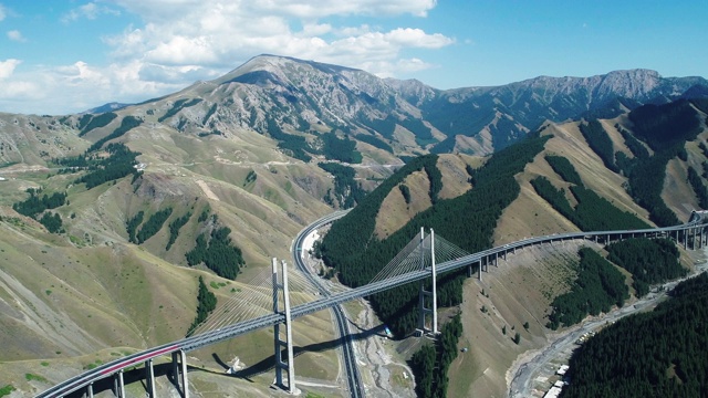 郭子沟公路桥位于中国新疆山区