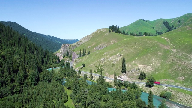 空中新疆山河森林和公路景观