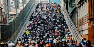 摩托车瀑布，台北成群的人在骑摩托车