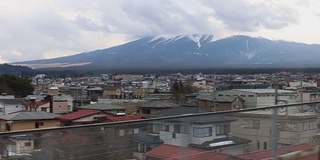 从火车窗口拍摄的日本富士山