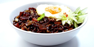 韩式黑面Jjajangmyeon豆豉煎蛋