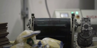 在传送带上包装速冻饺子。在食品厂操作的工业机械。传统意式馄饨。饺子厂的自动机器生产过程。