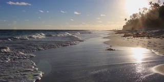 美丽的阳光照耀在百慕大、汉密尔顿、马蹄湾的海滩和海浪上。