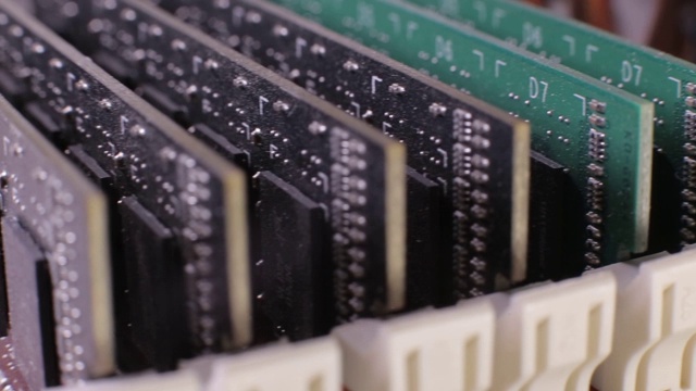 宏图DDR3内存模块安装在主板上，滑块拍摄