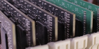 宏图DDR3内存模块安装在主板上，滑块拍摄
