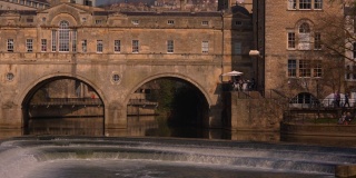 普尔特尼桥拱与埃文河奔流地下在历史上的罗马城市巴斯斯帕在英国