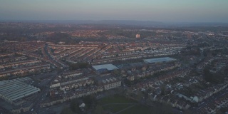 英国南布里斯托尔(South Bristol)郊区住宅的日落航拍，前景是阿诺河谷(Arnos Vale)