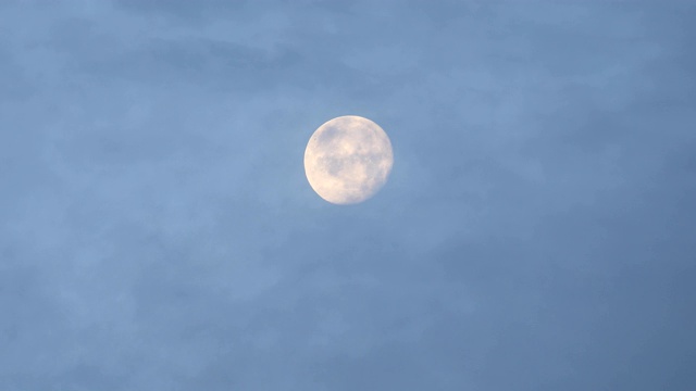满月与云在暴风雨夜的云通过月亮的细节是可见的在月球表面在一个黑暗的多云的夜晚