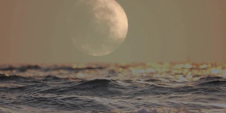 海上的月亮