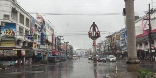 泰国甲米镇，Maharaj路和cromanon Men十字路口的交通灯