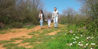 一家人在春天的大自然中散步