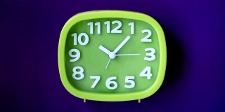 绿色时钟与白色数字和箭头隔离在靛蓝色背景，实时
