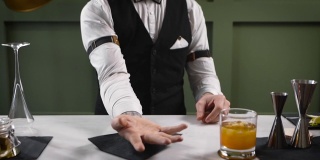 酒保表演了一个餐巾戏法。调酒师工作的一个重要部分就是表演