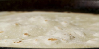 传统的皮塔饼会随着锅里的气泡膨胀