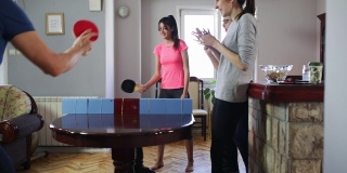 在家里打乒乓球