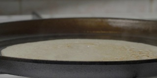 在煎锅里煎薄饼，在煎锅里煎薄饼的过程