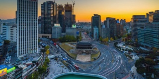 在韩国首尔，白天到晚上的时间流逝的太阳门(南大门市场)或南大门门与汽车的灯光痕迹在晚上。