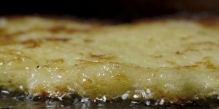 土豆煎饼在平底锅里用植物油煎，微距拍摄