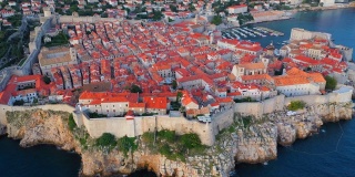 无人机电影日落场景杜布罗夫尼克老城在地中海，克罗地亚南部。杜布罗夫尼克被联合国教科文组织列入世界遗产名录。