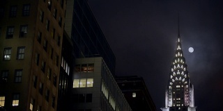 纽约克莱斯勒大厦上空的满月