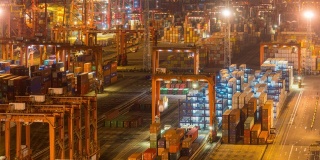 在香港进出口业务物流中，国际港口夜间用起重机装载集装箱的时间间隔