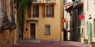2020年，法国戛纳，安静而空旷的街道。
