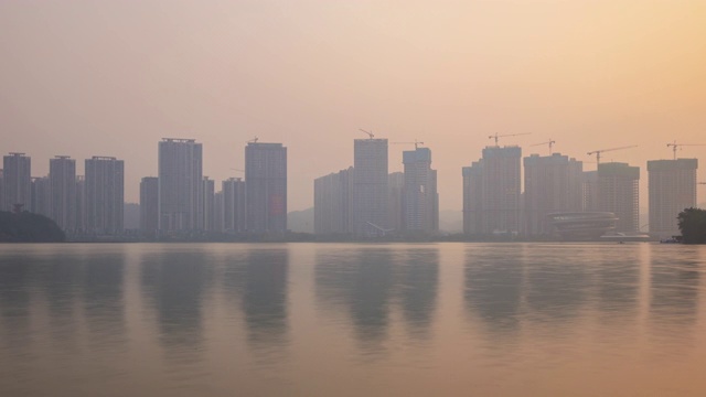 日落时间长沙城市湖泊海岸线巨型建设现代码头全景时间间隔4k中国