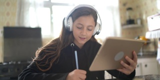 女孩在学习，在家里用平板电脑打视频电话